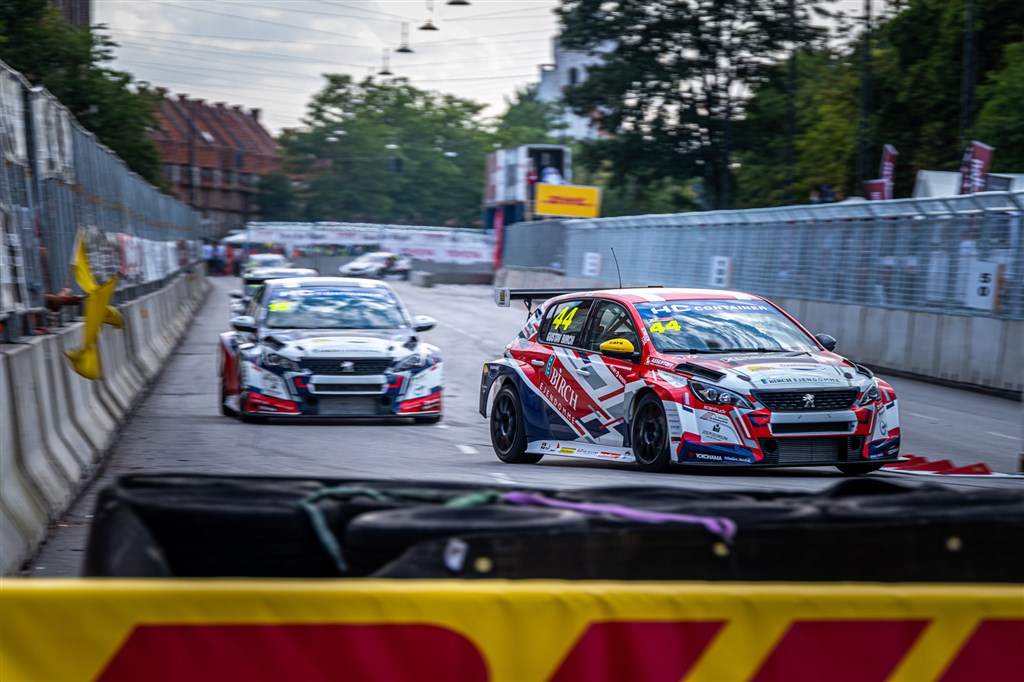 Gustav Birch var med helt fremme i København, men udgik i 2. heat og satte point til i U23-mesterskabet. Det står helt åbent mellem Birch og TPR Motorsports William Nyberg, der hver er noteret for 94 point.